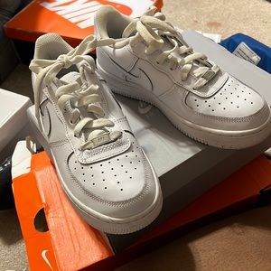 Gentle worn Air Force ones. Worn once size 5.5
